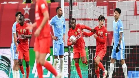 张之臻激战五局败给13号种子，澳网首秀受阻，央视新闻客户端报道